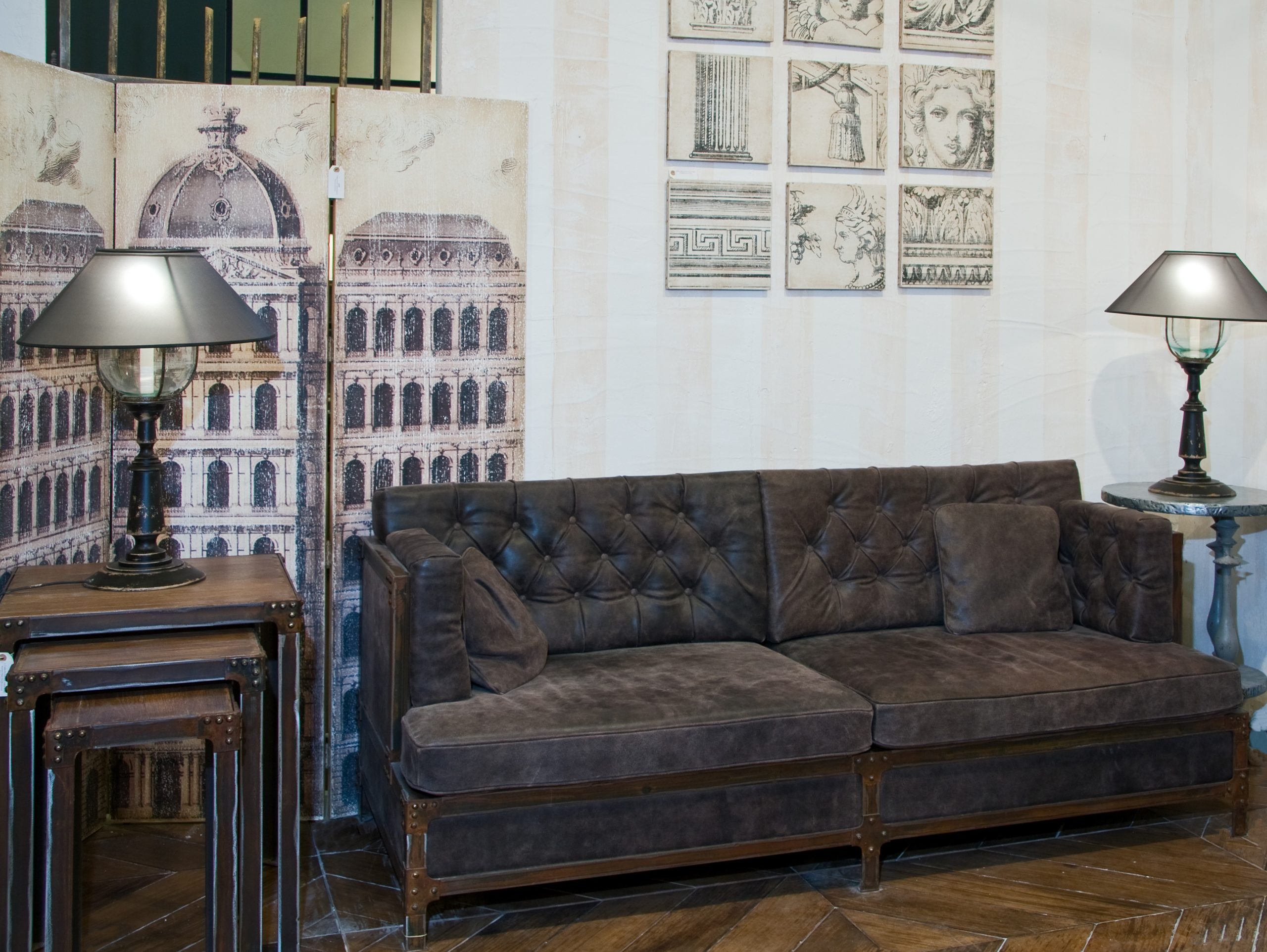 Canapé EIFFEL – Structure Métal patiné façon Rouille et riveté / 200 x 75 x 70 / Cuir – Peau tannée & veillie_653e49fee3069.jpeg