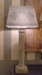Lampe DORIQUE H 71 CM -Pied tourné patiné abat jour motifs doriques_652c5ab067ac5.jpeg