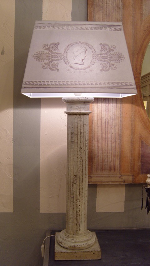 Lampe DORIQUE H 71 CM -Pied tourné patiné abat jour motifs doriques_652c5ab067ac5.jpeg