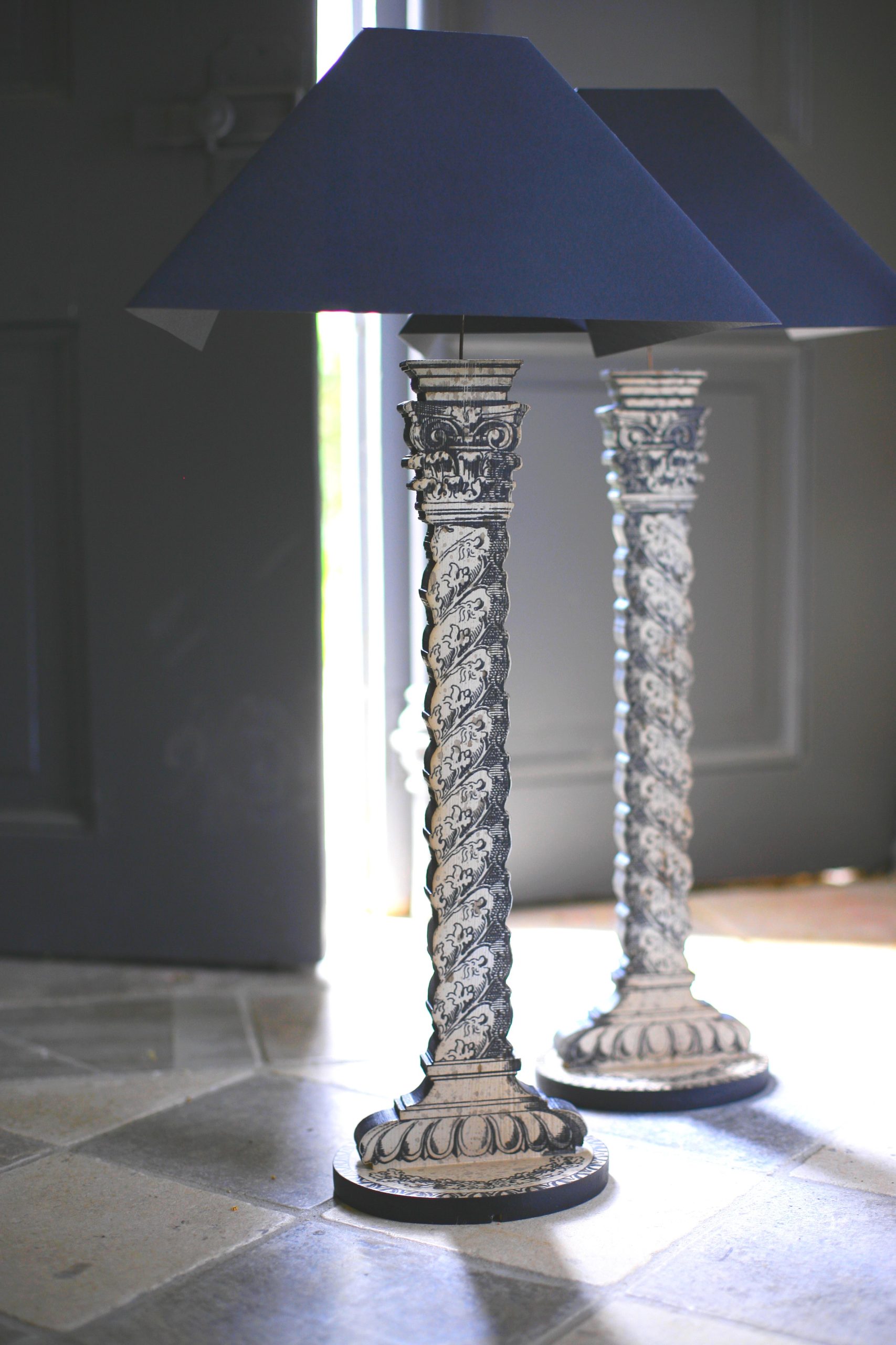 Lampe FAUST TORSADEE / Pied Colonne Vendôme / Abat Jour NOIR Circulaire 37*10*17_652c5bd39049b.jpeg