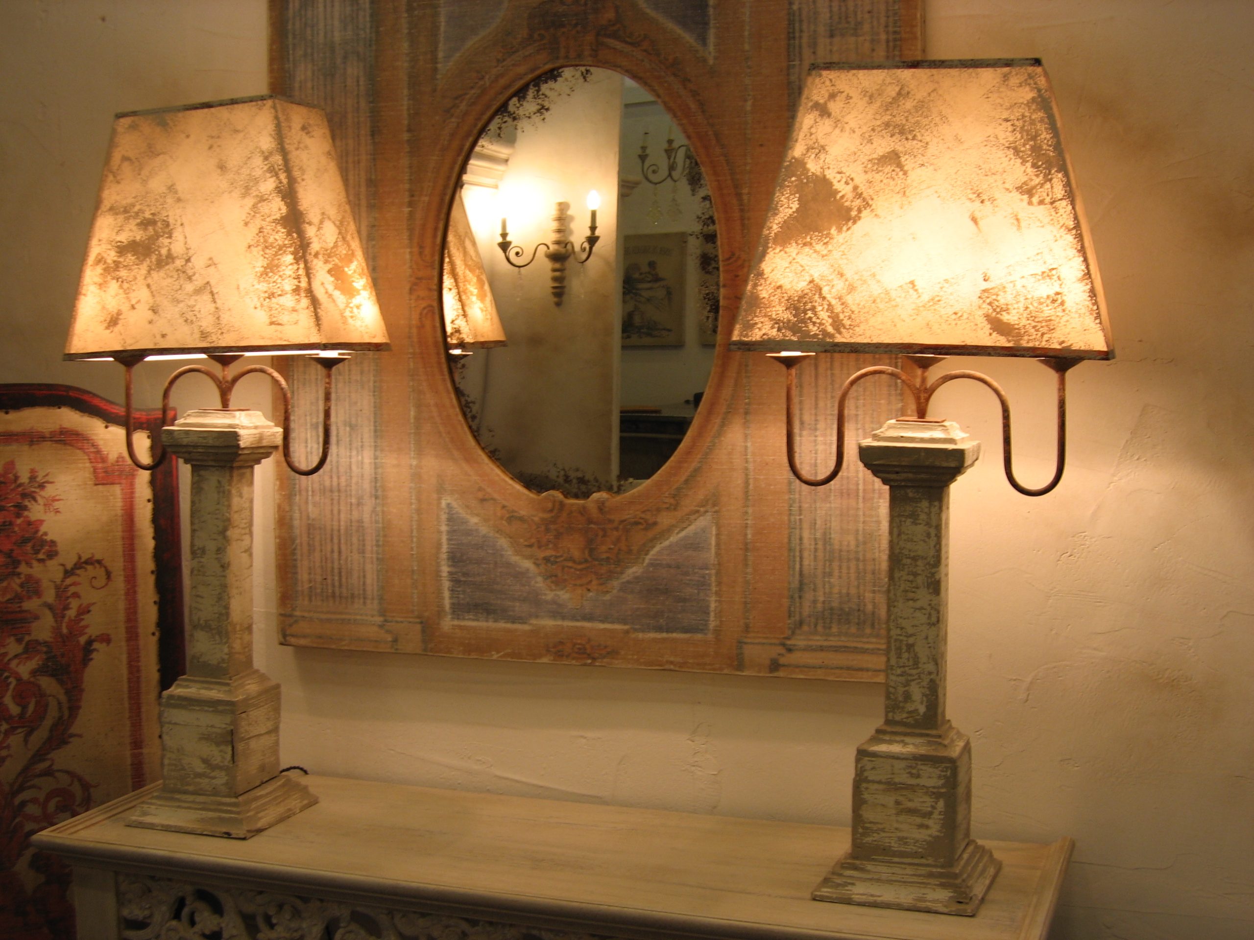 Lampe Fût Candelabre / H.80cm / Abat Jour trapeze BLANC Patiné 40*20* H43_652c5be19352f.jpeg