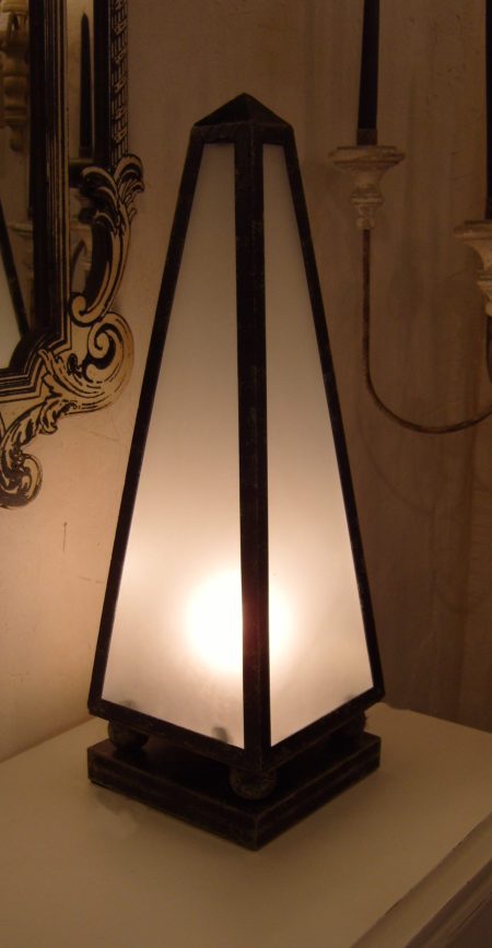 Lampe OBELISQUE- Verre sablé – structure métal Vendu par lot de 2 pcs