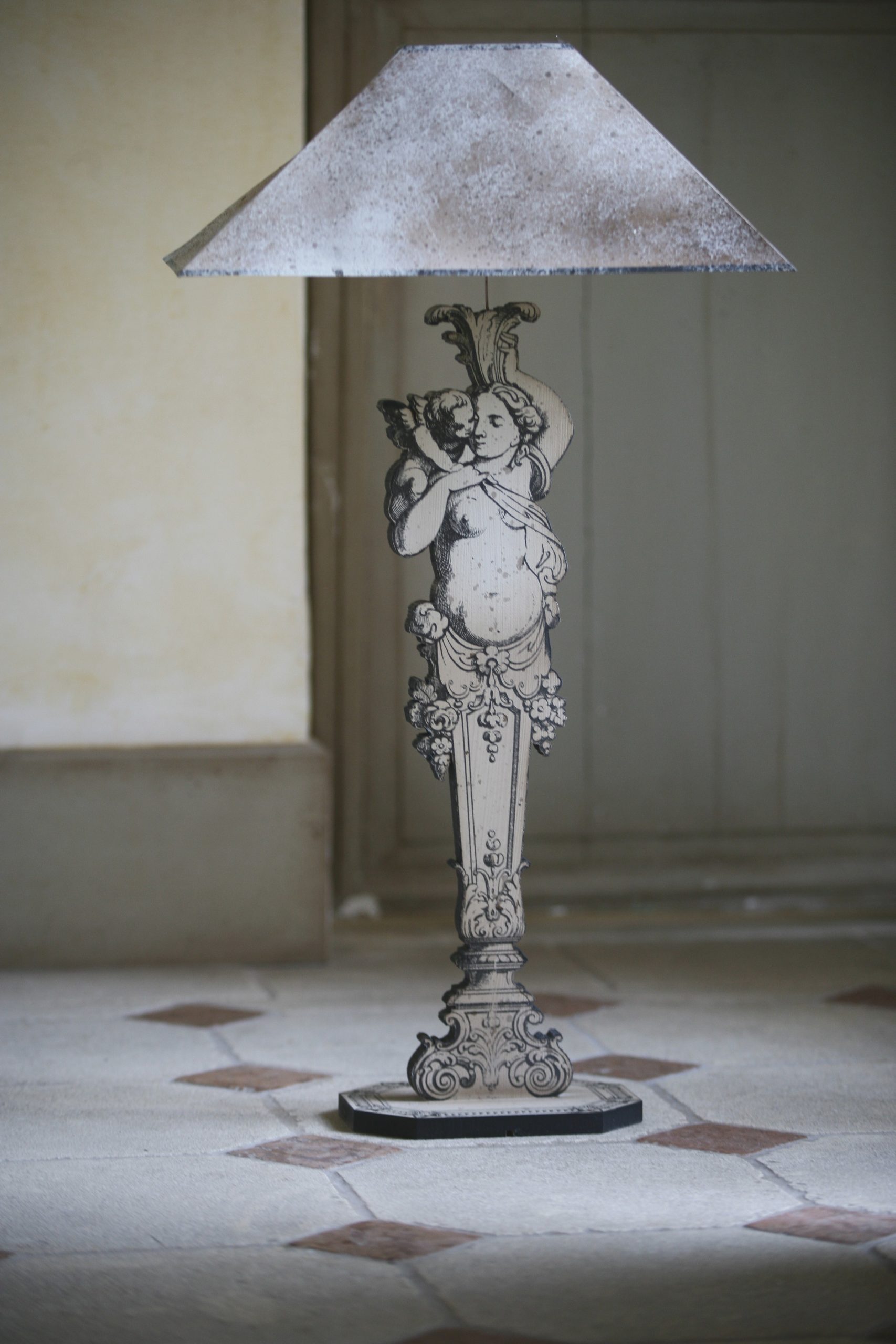 Lampe SERAPHINE / Pied Femme & Enfant / Abat Jour Circulaire BLANC Patiné_653e4bffb925f.jpeg