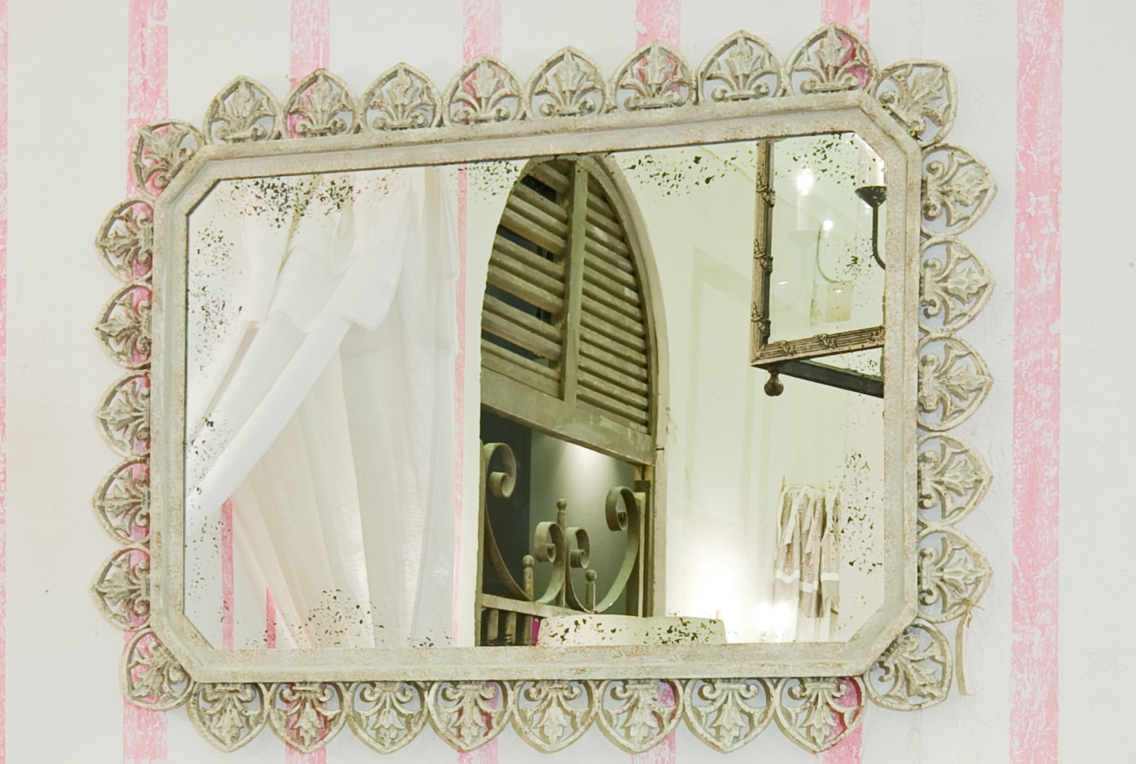 Miroir PAMPILLES – Frise Métal et Miroir vieilli_652c5a35564de.jpeg