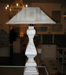 Pied de Lampe BALUSTRE ‘LOUIS XIV’ h 92 x Ø50 / – Avec Abat jour en bois de Cagettes