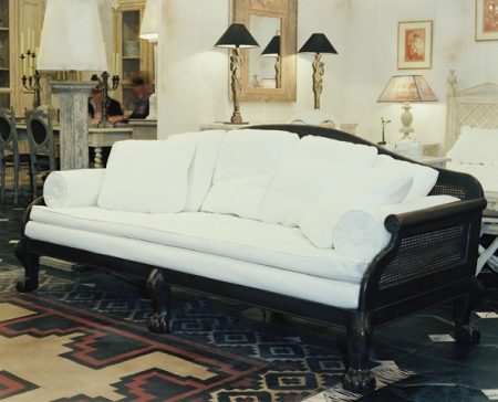 Sofa PONDICHERY / LONGUEUR 230 CM / avec Cannage du dossier et pattes de Lion