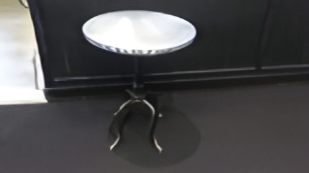 Table METALMORPHOSE PLATEAU ZINC ROND / Pied  en fonte "Métalmorphose"