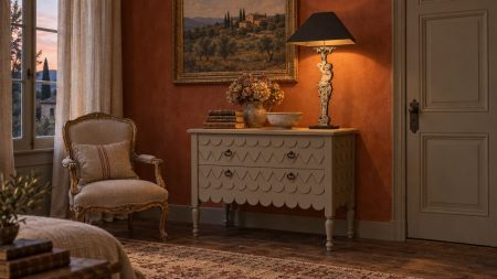 Commode Écailles gris-taupe avec lampe Bacchus, chambre provençale