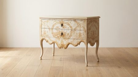 Sauteuse COMEDIA / Structure Patinée et Façade Décor Toile de Jouy – mise en scène sur parquet chêne