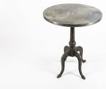 Table METALMORPHOSE - Plateau Zinc rond, pied en fonte – photo produit